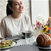 Bonjour, je donne cours de soutien en mathématiques, anglais et français. Je suis ingénieure commerciale de formation